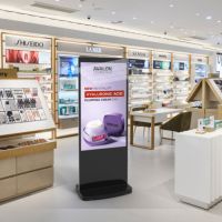 Freistehende digitale Stele im Tablet-Stil 55" schwarz