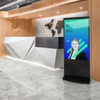 Freistehende digitale Stele im Tablet-Stil 50" schwarz